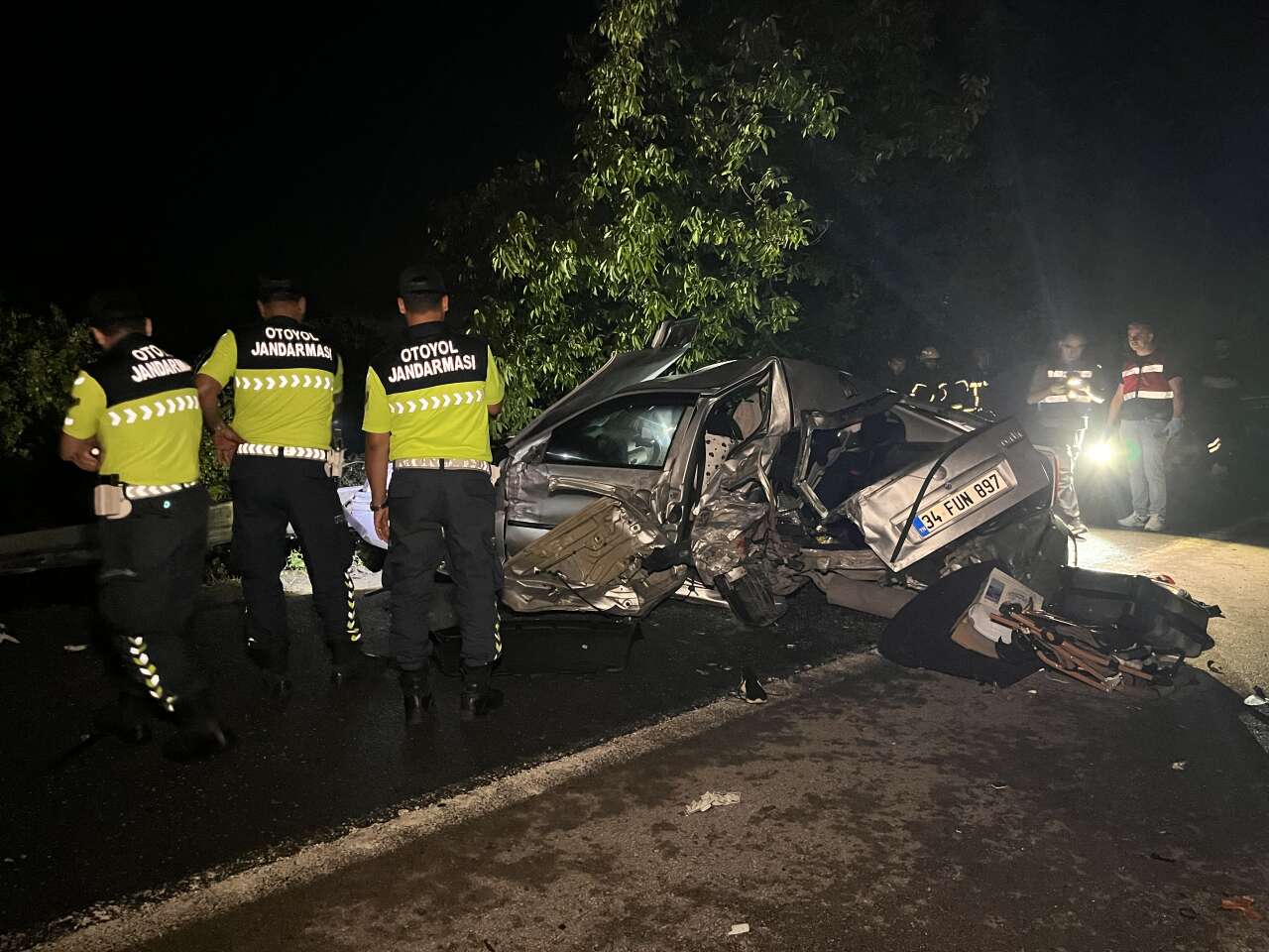 Emniyet şeridinde bekleyen aileye TIR çarptı! 7 yaşındaki çocuk öldü 1